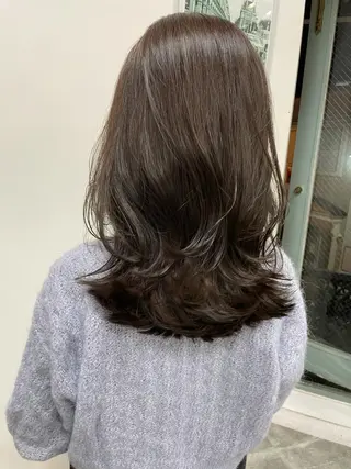 セミロング カラー 平 ちひろのヘアスタイル