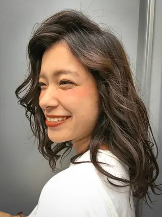 セミロング カラー パーマ 長瀬遥姫❁⃘笹塚 インナーカラーのヘアスタイル