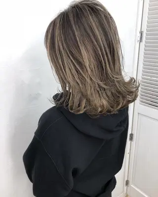 ミディアム カラー ブリーチカラーレイヤ ーカット🦋annaのヘアスタイル