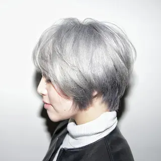 ショート カラー 艶髪✨ハイトーン ✨ホワイト✨北宗一郎のヘアスタイル