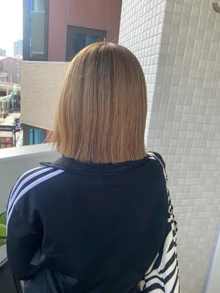 ショート カラー 透けるベージュ/ 艶カラー♡のヘアスタイル