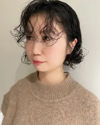 ショート パーマ ブリーチなし 寒色カラーのヘアスタイル