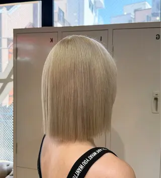 ミディアム カラー 艶 ハイトーン✨ユキノのヘアスタイル