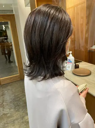 ミディアム オリーブカラー 長谷川のヘアスタイル