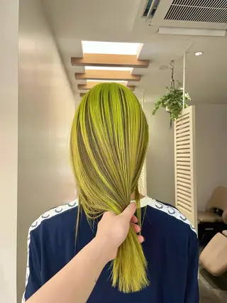 ロング カラー リカ/ハイトーン ・オリーブ🍀のヘアスタイル