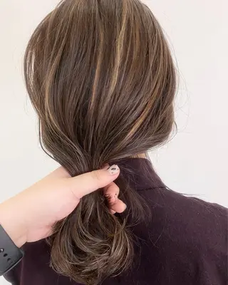 セミロング カラー 駅チカ【ali'i】 アリイ花崎友美☘のヘアスタイル