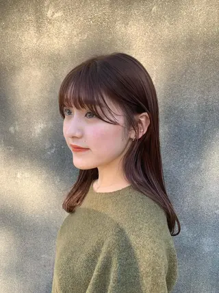 ミディアム カラー 岡田 知佳のヘアスタイル