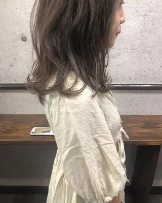 セミロング カラー 江原 彩華のヘアスタイル