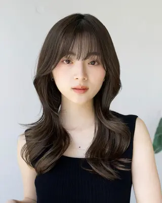 ロング レイヤーカット/ 前髪顔周りカットのヘアスタイル