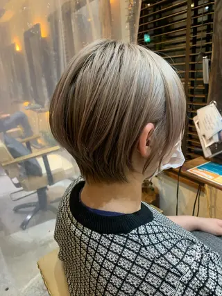 ショート カラー putri 川邉 優花のヘアスタイル