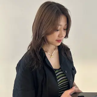 ミディアム カラー nonoka オリーブ/グレージュのヘアスタイル