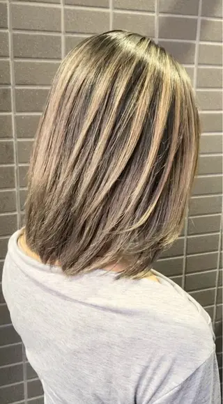 ミディアム カラー ヘアアレンジ 🧶ブリーチカラー TERU🧶のヘアスタイル