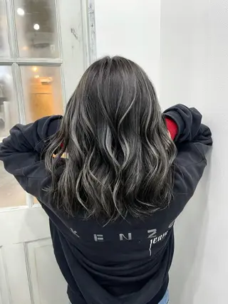 ミディアム 白いハイライト🤍 タナカリョウスケのヘアスタイル