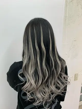 ロング 奥本 侑 ハイトーン、髪質改善のヘアスタイル