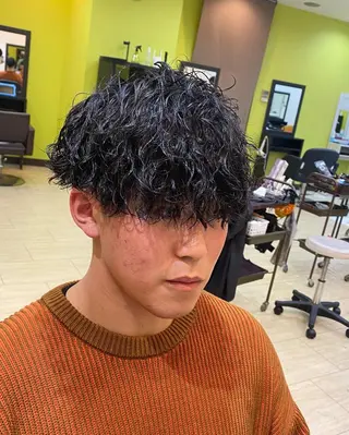 パーマ メンズ 三ノ宮フェザーパーマ 蕃本 啓利のヘアスタイル