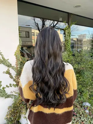 ロング ROZA germe所属・SHIO / ハイトーンカラーのヘアスタイル