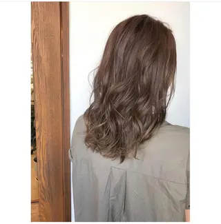 セミロング カラー 船津 佳奈美のヘアスタイル
