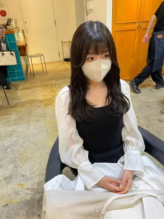 セミロング MIOベージュカラー 柔らかいカラーのヘアスタイル