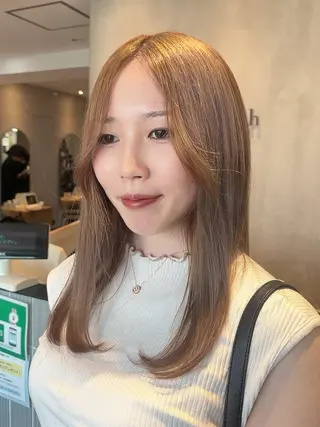 セミロング カラー ラフィスヘアードープ所属・レイヤーと透明感の アユカ 髪質改善のヘアスタイル