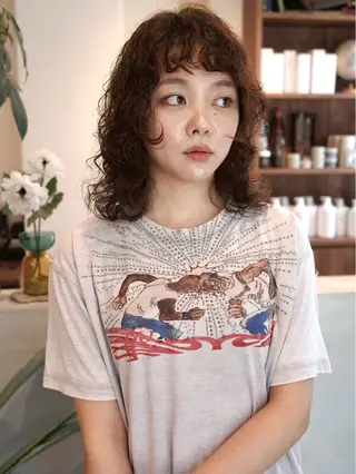 ミディアム パーマ (h)wim ウィムのヘアスタイル