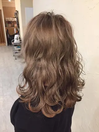 セミロング カラー 韓国レイヤー外国人風 透明感カラー髪質改善のヘアスタイル