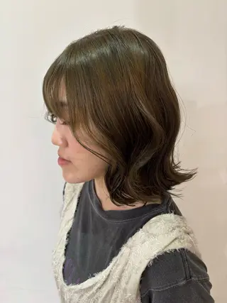 ミディアム カラー Yuna/ブリーチ ベージュ ヘアセットのヘアスタイル