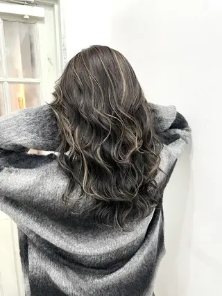 セミロング 白いハイライト🤍 タナカリョウスケのヘアスタイル