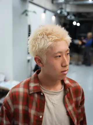 ショート カラー メンズ スパイキーショート パーマ　具志堅　太志のヘアスタイル