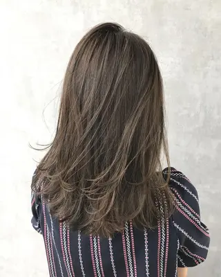 セミロング カラー TOMOYAレイヤー ブリーチ縮毛矯正のヘアスタイル