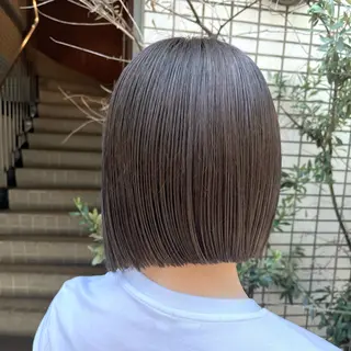 ショート カラー 切りっぱなしボブ／ レイヤー／ベージュのヘアスタイル