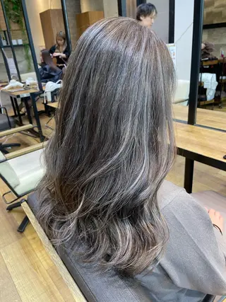 ロング カラー 塩崎 明菜のヘアスタイル