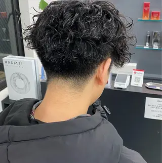 ミディアム パーマ メンズ 大人ショート 江坂　今井魁人のヘアスタイル