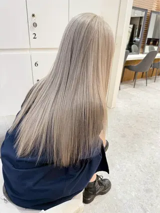 カラー monaヘアアレンジ /ハイトーンのヘアスタイル