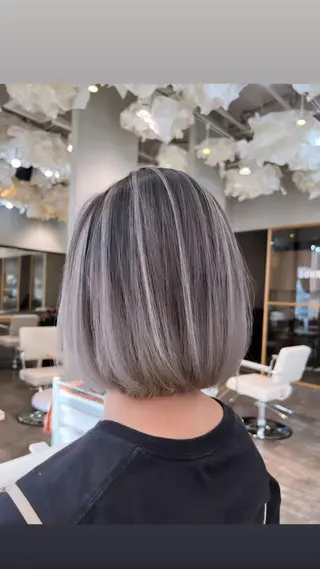 ミディアム 顔タイプ診断®︎ ハイトーンカラーのヘアスタイル