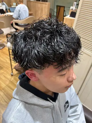 ショート パーマ メンズ 渡辺 大雅のヘアスタイル