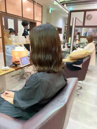ミディアム カラー パーマ 関西初の波巻きパーマ コテ巻き風パーマのヘアスタイル