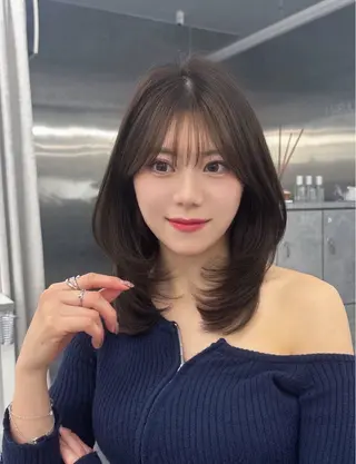 ミディアム 栄/レイヤー/ 津野 こころのヘアスタイル