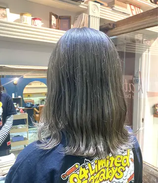 ミディアム カラー ヘアアレンジ 森田翔斗 顔周りレイヤーのヘアスタイル