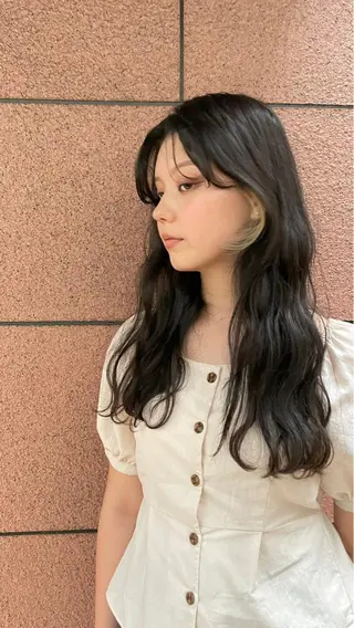 ロング 岡田 知佳のヘアスタイル