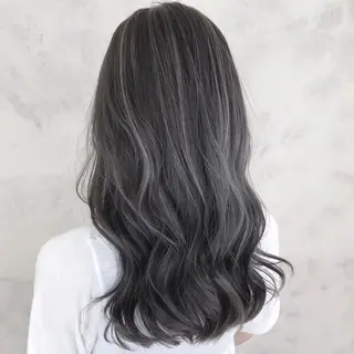 ロング AHNKISM所属・トレンドレイヤー/ 透明感カラーのヘアスタイル