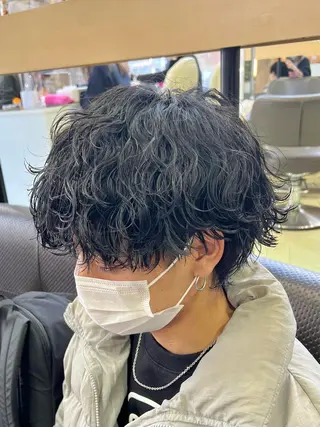 ショート パーマ メンズ アイブロウ ﾎｯﾄﾍﾟｯﾊﾟｰ に移行中【かな】のヘアスタイル