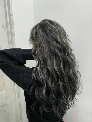 ロング 白いハイライト🤍 タナカリョウスケのヘアスタイル