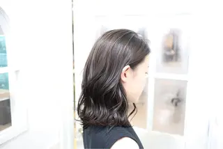 ミディアム 白いハイライト🤍 タナカリョウスケのヘアスタイル