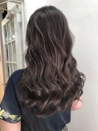 セミロング 白いハイライト🤍 タナカリョウスケのヘアスタイル