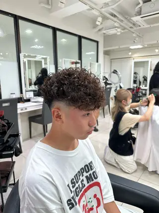 ショート カラー パーマ メンズ フェザーパーマ職人 🪶ryosukeのヘアスタイル