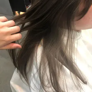 ロング カラー 中東 真子のヘアスタイル