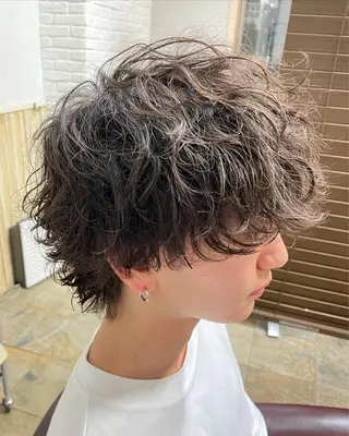 パーマ メンズ 榎戸 怜真のヘアスタイル