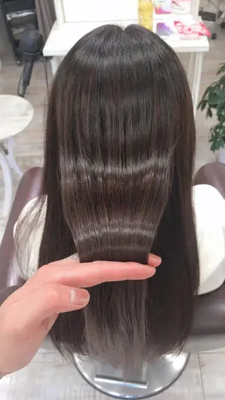 ロング Aile所属・酸性ストレート／カラ ー/山下高明のヘアスタイル