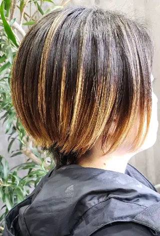 ショート カラー 黒田 かな子のヘアスタイル