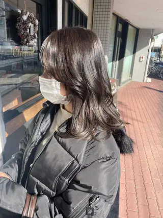 ミディアム カラー 小坂 真子のヘアスタイル